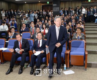 [경향포토]단상 향하는 새누리 김희옥 비대위원장 내정자