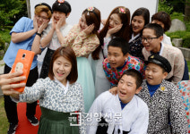 [경향포토]복고패션 멋져요