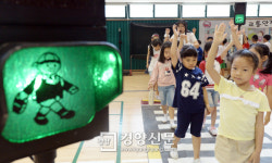 [경향포토]횡단보도는 꼭 손들고 건너요