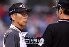 [경향포토]보크잖아? 김성근감독의 항의