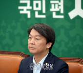 [경향포토]생각에 잠긴 안철수 대표