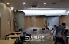 폭우에 물난리 난 연세대 도서관…학생들 대피 소동