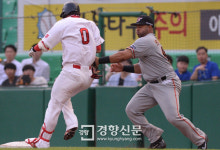 [경향포토]1루에서 태그아웃?