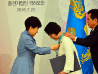 [경향포토]동탑산업훈장 수여 받는 윤혜섭 한국야금 회장