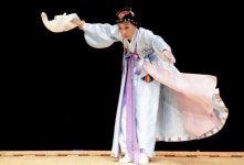 ‘영원한 춤꾼’ 이매방 1주기 맞은 제자 70명, 거목을 추억하다