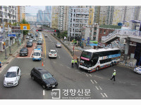 부산시티투어버스 뒤로 밀려 육교 충돌 12명 다쳐