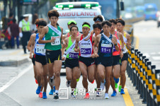 [경향포토]통일대로 달리는 마라톤 선수들