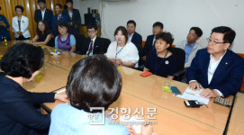 [경향포토]은천노인종합 복지센터 찾은 김광림