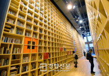 [경향포토]책의 날 앞두고 파주 지혜의 숲 찾은 시민들