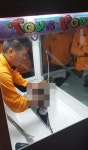 술 취해 인형 훔치려다 인형뽑기 통에 갇힌 20대 여성