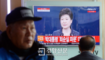 [경향포토]대통령 대국민담화 지켜보는 시민