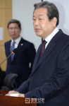 [경향포토]박 대통령 탈당 요구 한 김무성 전 대표