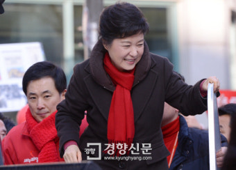 [경향포토]대통령 변호인은 원조 친박 유영하변호사