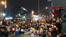 [11·26 촛불집회]‘바람 불면 꺼진다던 촛불’ 펑펑 내린 눈 속에서도 타올랐다