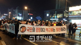 [11·26 촛불집회]‘바람 불면 꺼진다던 촛불’ 펑펑 내린 눈 속에서도 타올랐다