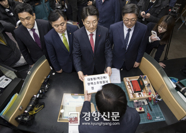 일본 NHK, 윤 대통령 탄핵안 표결 무산 소식 생중계. 국회 상황 전달.