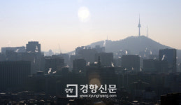 [경향포토]한파에 수증기 뿜는 빌딩 숲