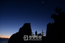 해와 달이 스치듯, 그렇게 안녕…동해 추암 촛대바위