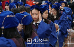 [경향포토]가운입고 중학교 졸업