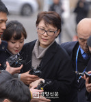 [속보]윤전추 “박근혜 대통령, 의상비용 현금으로 줬다”