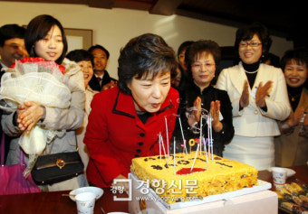 [기타뉴스][오래전 ‘이날’] 2월3일 박근혜 대통령이 10년 전 박사모에게서 받은 생일선물은···
