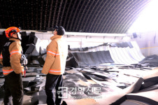 [경향포토]동인천중학교 수영장 천정 붕괴..대형참사 모면