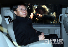 생그린광주지사 | [경향이 찍은 오늘] 2월21일 노려본 우병우···수그린 안희정