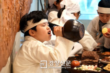 [경향포토]마실땐 머슴같이