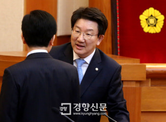 [경향포토]탄핵심판 최종변론 준비하는 권성동 국회 탄핵소추위원장