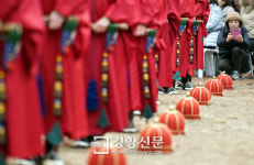 [경향포토]폰카로 일무 담는 관람객