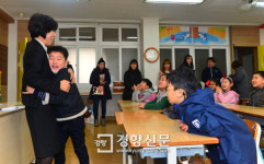 [경향포토]옥천 증약초등학교, 입학생 안아주는 선생님