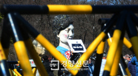 [경향포토]면도칼 문 대통령