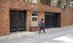 한가롭던 통학로가 전쟁터 된 박 자택앞