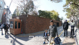 한가롭던 통학로가 전쟁터 된 박 자택앞