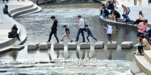[포토뉴스]초여름 같은 더위에 “청계천 물이 좋아”