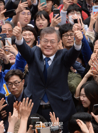 이재명 후보, 21대 대통령 선거 출구조사 결과에 환호와 기쁨으로 당선 기대