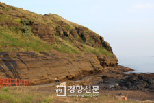 국내 처음 재인증된 제주지질공원 12명소 “안보면 후회해”
