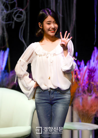 [경향포토]아이유, 4집입니다.