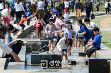 [경향이 찍은 오늘] 4월23일 시원한 물청소가 진짜 필요한 곳은 여기?