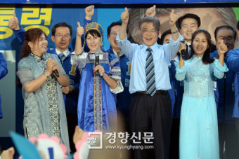 [경향포토]문재인 후보, 다문화 가정 여성들과 지지 호소