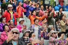 [경향포토]어버이날을 흥겹게
