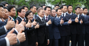 홍은동 자택서 나온 문 대통령, 주민·지지자들 향해 감사인사