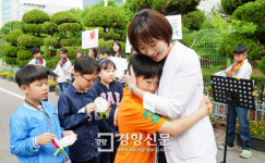 [경향포토]포옹하는 사제