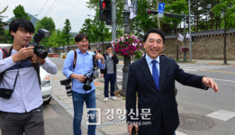 [경향포토]사진기자들과 대화하는 박수현 청와대 신임 대변인