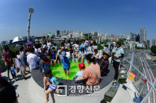 [경향포토]고가 도로에서 피서를