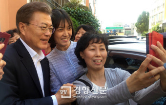 [경향포토]어머니 자택앞에서 시민들과 셀카 찍는 문재인 대통령