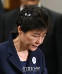 [경향포토]올림머리에 머리핀 꽂은 채 재판정에 들어서는 박근혜 전 대통령