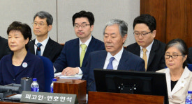 [박근혜 첫 재판]박 “변호인 입장과 같다” 한마디…최순실에게 눈길 한번 안 줘