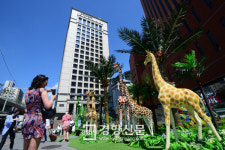 [경향포토]빌딩 숲 속에 기린 등장