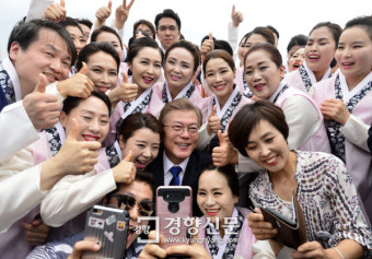 [경향포토]공연팀과 셀카 촬영하는 문재인 대통령